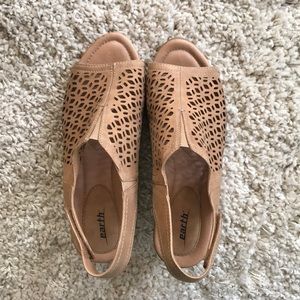 Tan leather Earth sandals